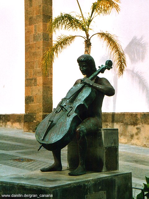 Skulptur nahe der Iglesia de San Sebastián in Agüimes