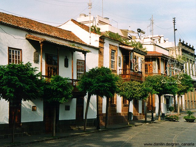 Häuserzeile an der Plaza Nuestra Señora del Pino in Teror