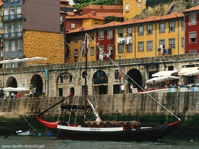 Historischer Portwein-Kahn in Porto