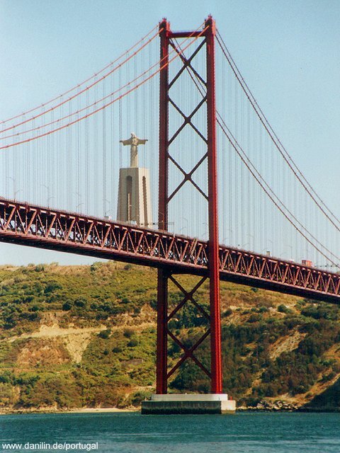 Ponte de 25 Abril und Cristo Rei in Lissabon