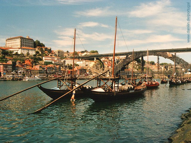 Historische Portwein-Kähne in Porto