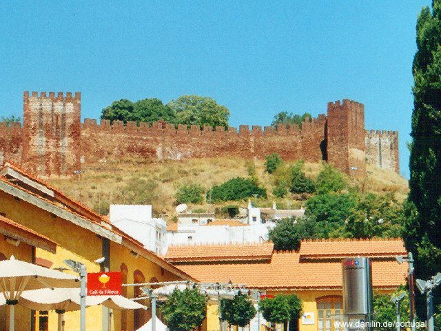 Blick von der Fabrica do Inglês auf das Castelo Mauro in Silves