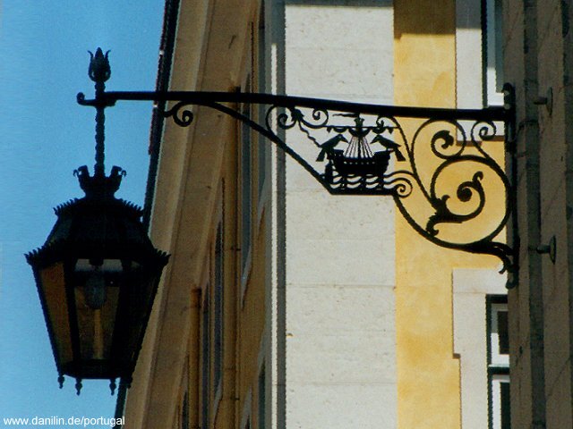 Laterne in der Baixa in Lissabon